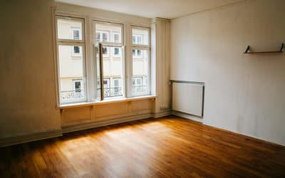 Logement rénové et vide, parquet et grandes fenêtres