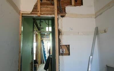 Intérieur en cours de rénovation, cloisons et encadrement de porte